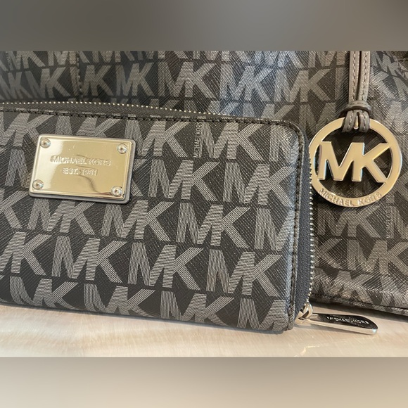 Michael Kors MK Logo Jet Set East/West Tote and Wallet set - Picture 6 of 7